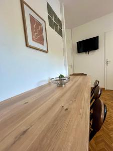 a dining room table with a bowl on top of it at L'essentiel Gare d'Oullins - 3 chambres - 15 min de Lyon in Oullins