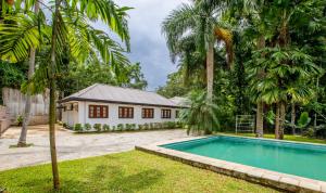 a house with a swimming pool in the yard at Ranmin Kings House in Narandanda