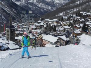 Eine Person auf Skiern im Schnee auf einem Berg in der Unterkunft Appartement cosy pour 4 personnes en chalet de pierres in Saint-Martin-de-Belleville