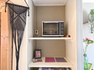 a microwave sitting on a shelf in a kitchen at Vakantiewoning La Luna OK42 in Oostkapelle