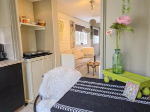 a living room with a couch and a vase of flowers at Vakantiewoning La Luna OK42 in Oostkapelle
