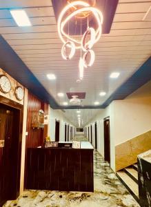 a lobby with a chandelier hanging from the ceiling at Yash Residency Lodging And Boarding in Ulhāsnagar