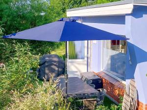 a blue umbrella sitting on top of a table at Bungalow Koje in Kröslin