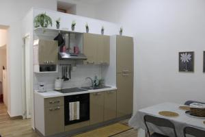 a kitchen with a sink and a stove at Carpenters Guest House in Pompei +6 photos