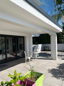 a patio with a table and chairs on a house at Appartements Mistral in Pyla-sur-Mer