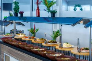 ein Buffet mit Schüsseln voller Speisen. in der Unterkunft Saygili beach hotel in Side