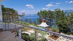 a balcony with a view of the water at Apartment Sanjug in Šilo