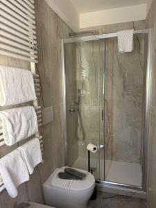 a bathroom with a shower and a toilet and towels at Ca' Pierre in Venice
