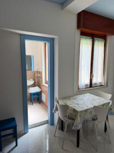 ein Esszimmer mit einem Tisch und Blick auf ein Badezimmer in der Unterkunft Blu Mare in Ponza