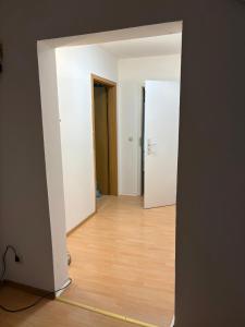 an empty room with a door and a wooden floor at Apartment Zeitz Zangenberg groß in Zeitz