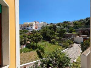 Blick auf einen Garten von einem Haus in der Unterkunft Blu Mare in Ponza