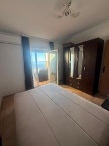 a bedroom with a large bed with a large window at Villa Panoramic Sea View in Seoca