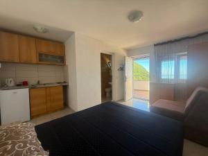 a room with a kitchen and a bed in a room at Villa Panoramic Sea View in Seoca