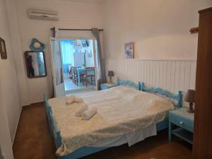 a bedroom with a bed with two towels on it at Tony's Rooms in Alinda
