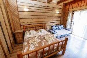 a bedroom with two beds in a log cabin at Gostynniy Dvir Raytshtoky in Vorokhta