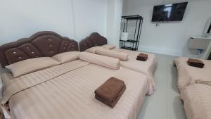 a bedroom with two beds with a bag on them at beMyGuest Bangsaen in Ban Thai Don (1)