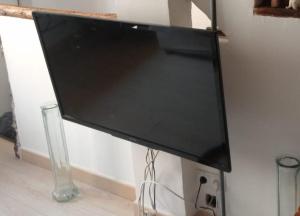 ein Flachbildfernseher, der an einer Wand hängt in der Unterkunft CALANURI in García