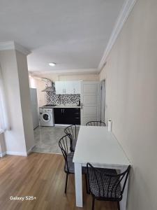 a kitchen with a table and chairs in a room at Şahinler Suit Apart in Trabzon