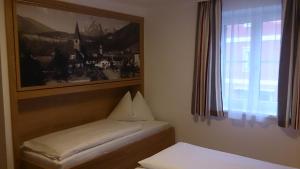 Łóżko lub łóżka w pokoju w obiekcie Hotel Gasthof Tirolerwirt