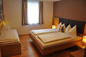 Łóżko lub łóżka w pokoju w obiekcie Hotel Gasthof Tirolerwirt