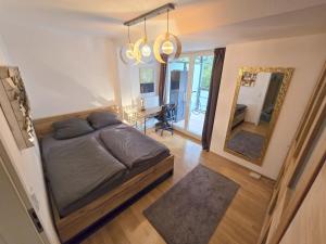 a bedroom with a bed and a large mirror at Modernes Apartment mit XXL-Balkon in Hannover
