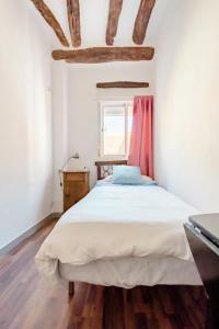 ein Schlafzimmer mit einem Bett in einem Zimmer mit Fenster in der Unterkunft CALANURI in García