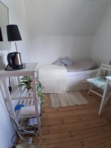 a bedroom with a bed and a table and a chair at Skærbæk BB Bed and Bath in Skærbæk