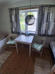 a table and chairs in a room with a window at Skærbæk BB Bed and Bath in Skærbæk