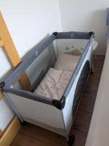 a small bed in a room on wheels at Summit Suite in Vysoké Tatry