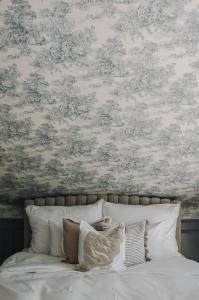 a bedroom with a bed with a floral wallpaper at Vilma Sjøbad in Filtvet +4 photos