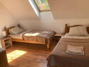 a bedroom with two beds and a window at La Perla Villa del Lago in Paloznak