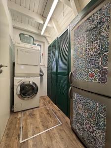 a washer and dryer in a tiny house at Ferienhaus Conneforde in Wiefelstede
