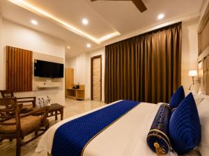 a hotel room with a bed and a dining room at Hotel Woods inn Dalhousie #MBS Travels # Rooftop # Restaurant # Top Rated Property in Dalhousie