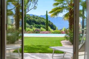 a view of a garden through a window at Kardonighof Kaltern in Caldaro