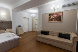 a living room with a couch and a bed at Crama Venetic in Prundeni