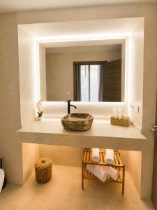 a bathroom with a sink and a mirror at Hostal Rural La Mejorada in Alpera