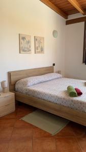 a bedroom with a bed with a wooden head board at Villa Alelida in Cinisi