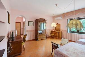 a living room with a bed and a desk at La dimora dei 5 sensi in Faiano