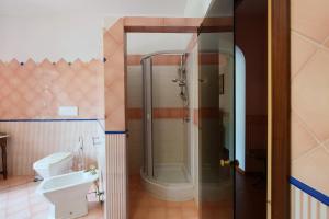a bathroom with a toilet and a shower at La dimora dei 5 sensi in Faiano