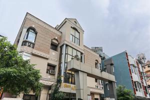 a building on a city street at Hotel Pleasure Palace in Indore