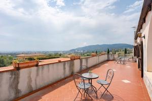 a patio with a table and chairs on a balcony at La dimora dei 5 sensi in Faiano