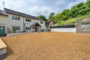 a large gravel driveway in front of a house at Finest Retreats - Poundtree in Wherwell
