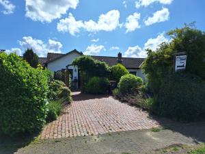 a house with a brick driveway in front of a house at "Schöne Auszeit" Ferienwohnung in Wiemersdorf