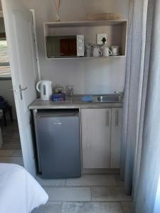 a small kitchen with a counter and a sink at Lafenis Selfsorg in Jan Kempdorp
