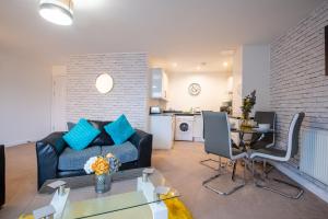 a living room with a couch and a table at No12, Modern 2 Bedroom Apartment in Mansfield