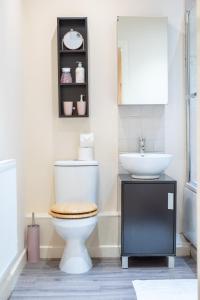 a bathroom with a toilet and a sink at No12, Modern 2 Bedroom Apartment in Mansfield