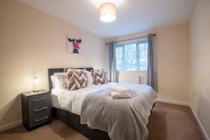 a bedroom with a large bed and a window at No12, Modern 2 Bedroom Apartment in Mansfield +13 photos