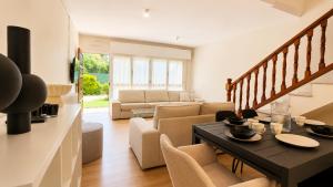 a kitchen and living room with a table and chairs at Villa Toro Playa Llanes a 100 m de la playa in Llanes