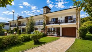 an exterior view of a house with a yard at Villa Toro Playa Llanes a 100 m de la playa in Llanes