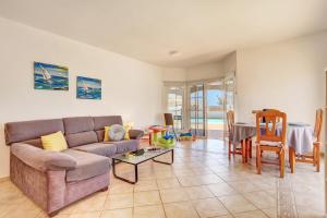 a living room with a couch and a table at Refugio del Viento in Antigua